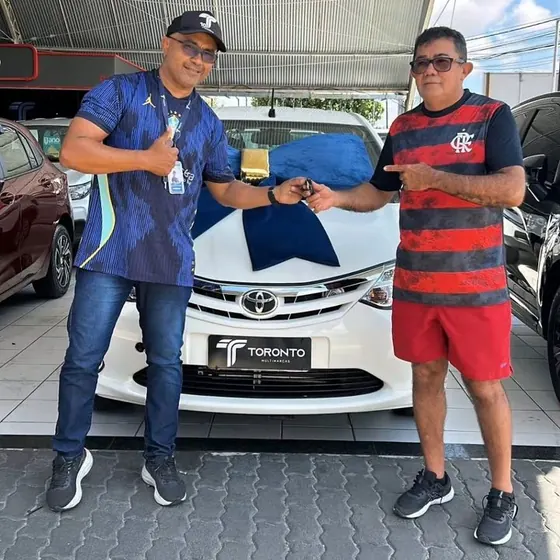 Cliente recebendo as chaves do carro na entrega (foto 3 de 13)